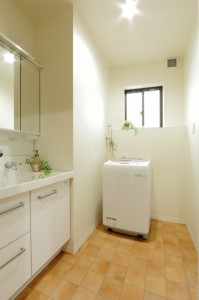 洗面台と洗濯機置き場の配置を変えるだけ 使いづらかった洗面室から動線の整った洗面室に 洗面台と洗濯機置き場の配置を変えるだけ 使いづらかった洗面室から動線の整った洗面室に