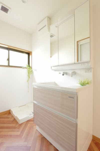 トイレ部分を洗面室に取り込んで洗濯機置き場に 間取り変更で広々洗面室にリフォーム 京都市左京区k様邸 トイレ部分を洗面室に取り込んで洗濯機置き場に 間取り変更で広々洗面室にリフォーム 京都市左京区k様邸