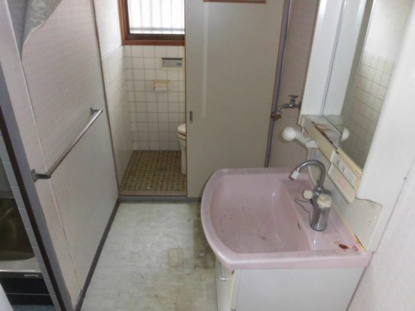 トイレ部分を洗面室に取り込んで洗濯機置き場に 間取り変更で広々洗面室にリフォーム 京都市左京区k様邸 トイレ部分を洗面室に取り込んで洗濯機置き場に 間取り変更で広々洗面室にリフォーム 京都市左京区k様邸