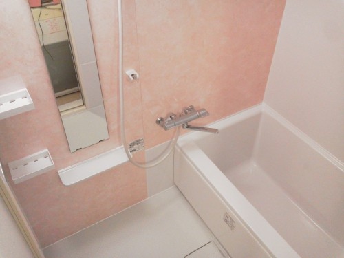 浴室リフォームが完了しました 可愛いピンク色のお風呂でデザインも使い勝手も 安心 安全な浴室リフォーム 京都市東山区m様邸