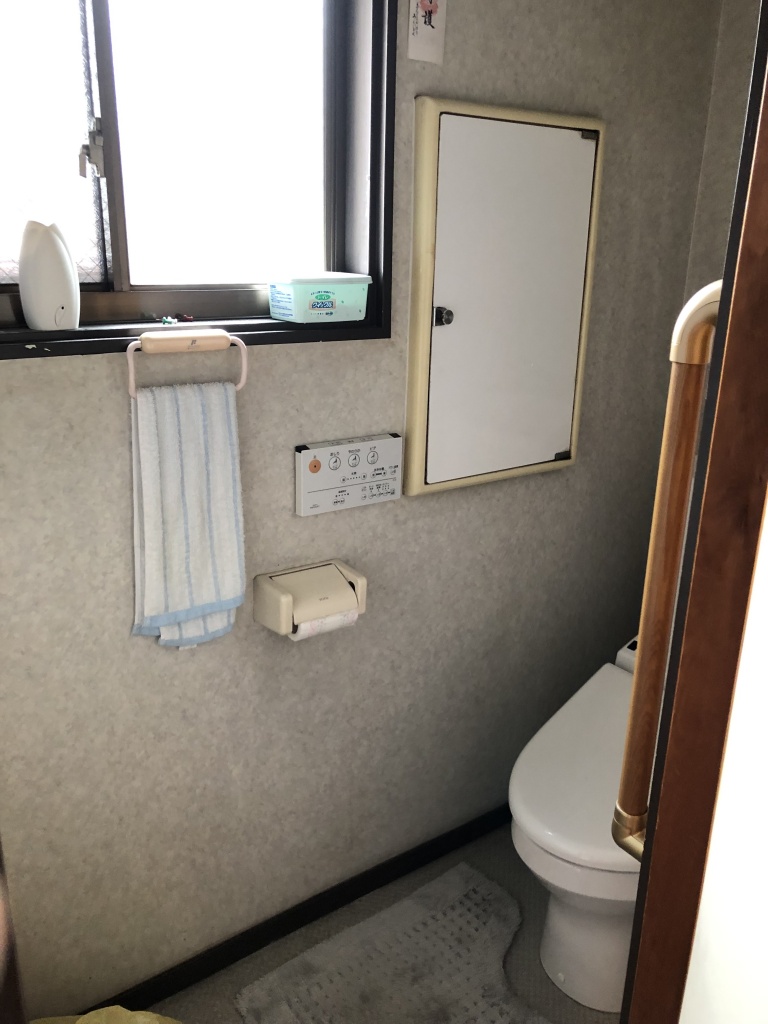 トイレのリフォーム壁紙一つで印象が変わります 恐るべし全自動お掃除トイレアラウーノ 京都市山科区k様邸