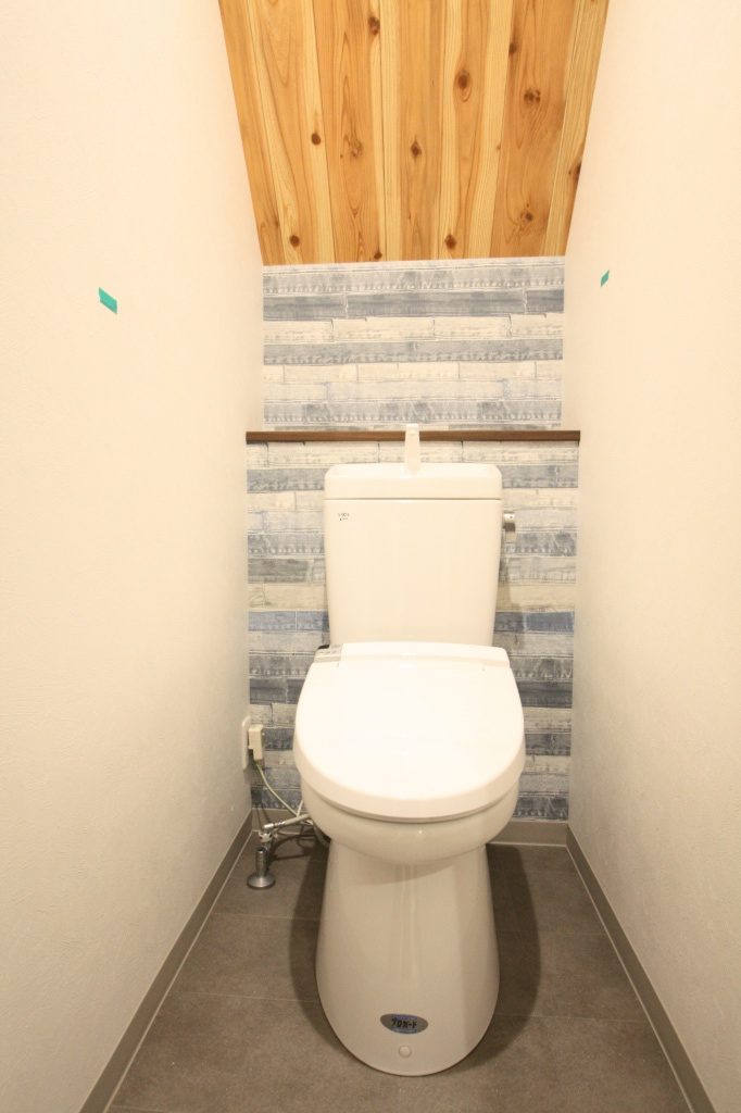 トイレリフォーム 西海岸風の壁紙でシンプル綺麗なトイレに変身 京都市北区ｔ様邸
