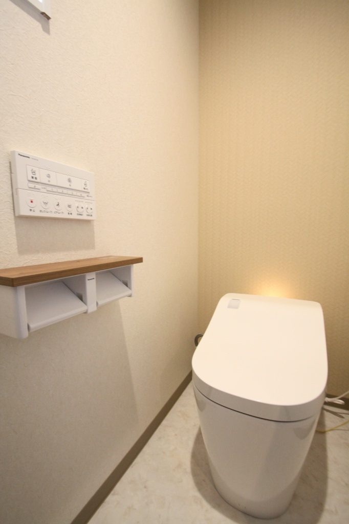 トイレのリフォーム壁紙一つで印象が変わります 恐るべし全自動お掃除トイレアラウーノ 京都市山科区k様邸