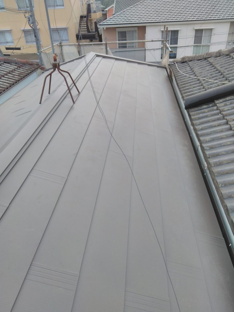 屋根葺き替え工事 瓦屋根から金属屋根への葺き替えで耐震性がアップ 耐久性 耐候性の良い屋根材でメンテナンスフリーに 京都市山科区s様邸 屋根葺き替え工事 瓦屋根から金属屋根への葺き替えで耐震性がアップ 耐久性 耐候性の良い屋根材でメンテナンスフリーに 京都市山科区s様邸