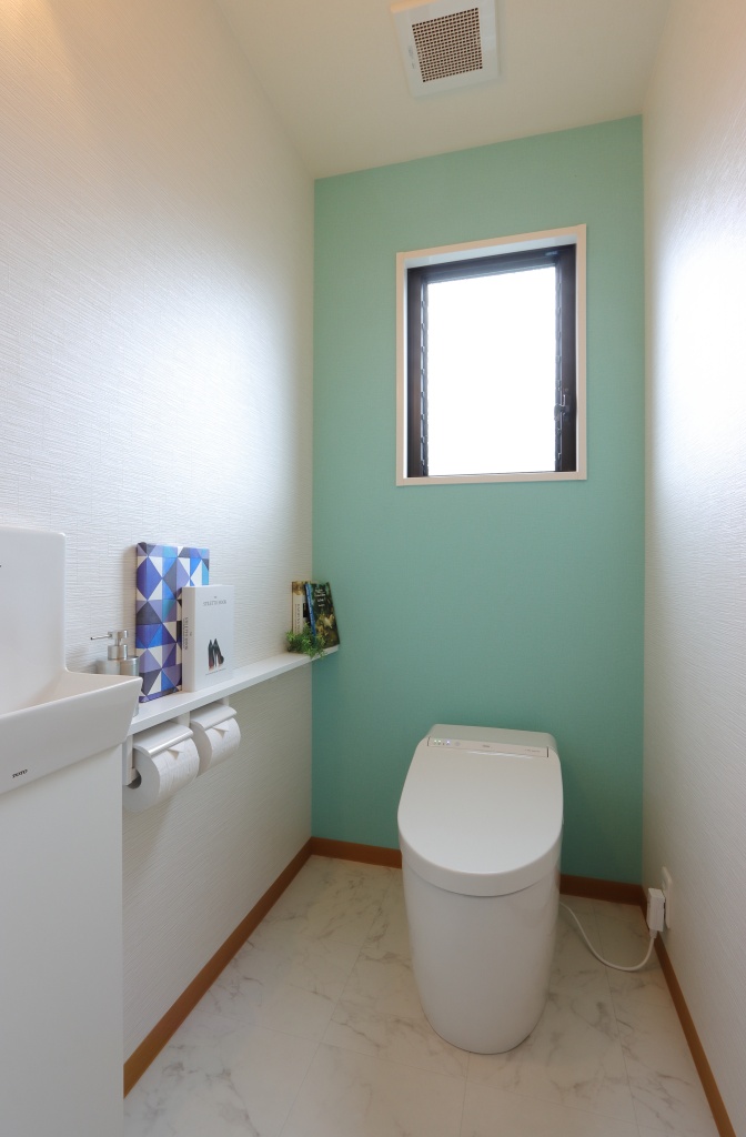 トイレ改修工事 ティファニーブルーの壁紙 でシンプルに可愛く Totoのネオレスト コンパクトなタンクレスデザインですっきりとした空間を実現 京都市左京区t様邸