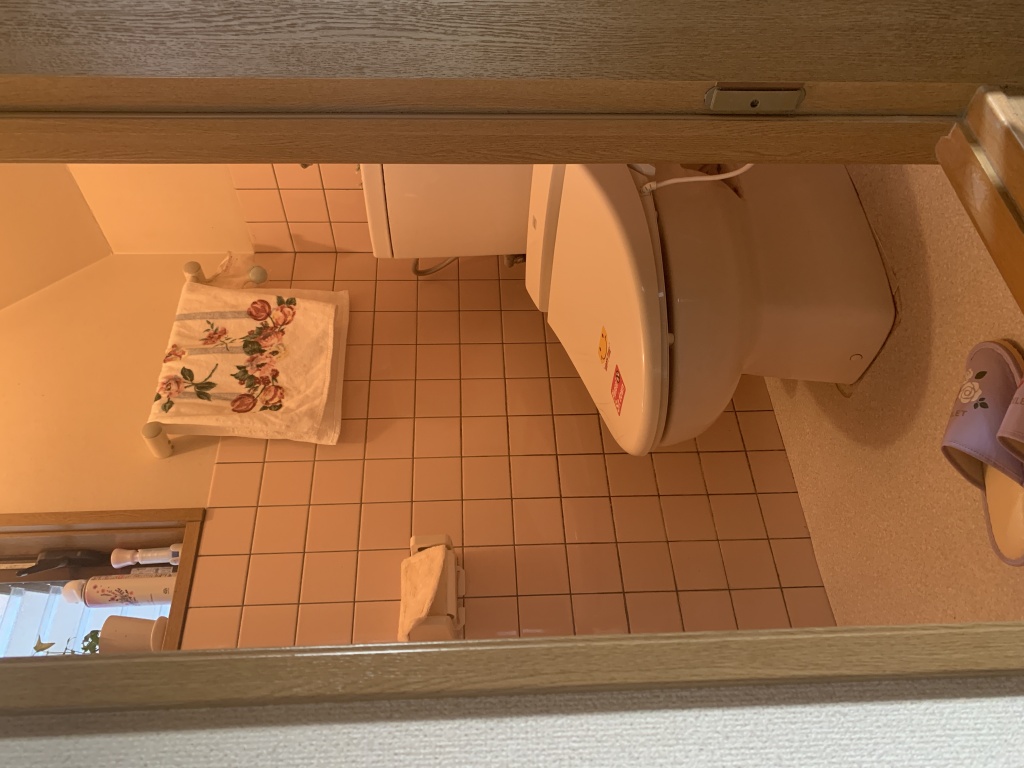 トイレ改修工事！手洗いが大きくて洗いやすいと人気のTOTOZR1！タイル張りのトイレからクロス張りのトイレに！～京都