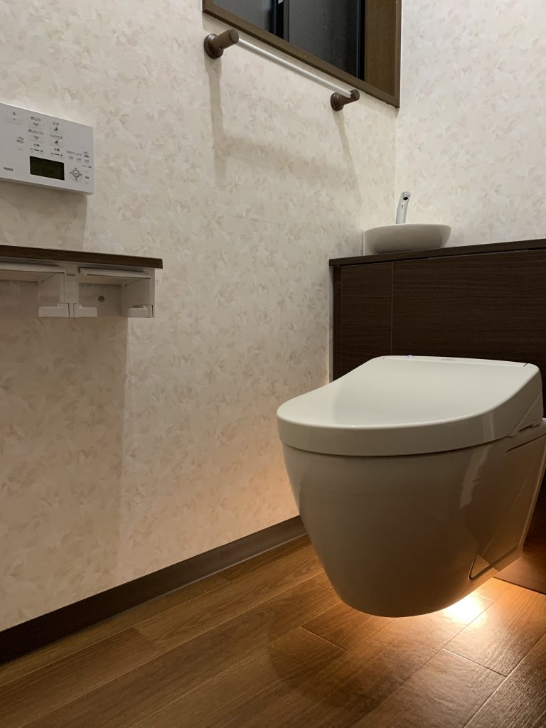 LIXILのトイレ、レストパルで高級感あふれるレストルームにリフォームしました！ついつい長居してしまいそうな空間です♪～京都市山科区M様邸 トイレリフォーム～
