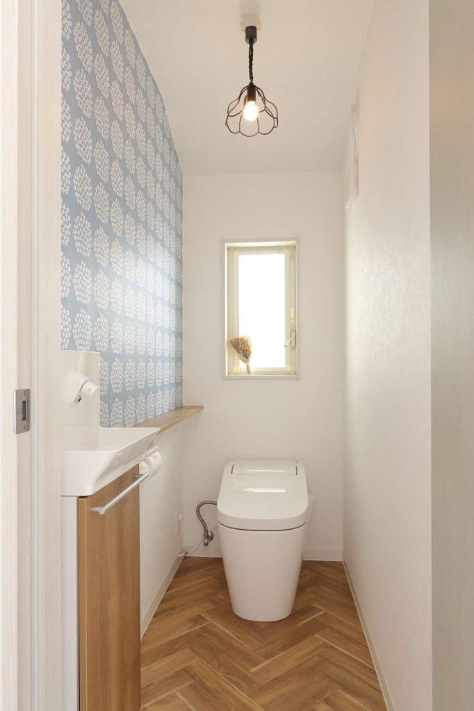 トイレ改修工事 北欧テイストを取り入れたおしゃれなトイレ アクセントクロスと花柄の照明器具がポイントです 京都市北区k様邸