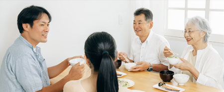 グループホームで仲間と食卓を囲む様子