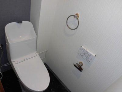 京都市山科区S様邸マンショントイレ改修工事！～アクセントクロスを使ったトイレリフォーム！排水管のこともご紹介します～