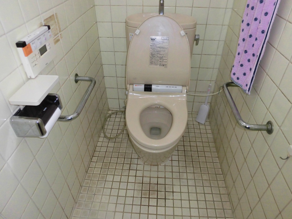 京都市左京区K様邸トイレ改修工事～タイル張りのトイレをリフォーム！クロス仕上げのトイレでお掃除もラクラク！～