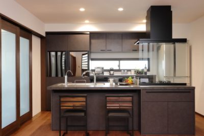 京都市右京区O様邸全面改修工事！～完成しました！LIXILの最高級のキッチン！上質な家具のようなデザインと使いやすさを高めてくれる機能の数々。キッチンの存在感を印象付けるデザインです！