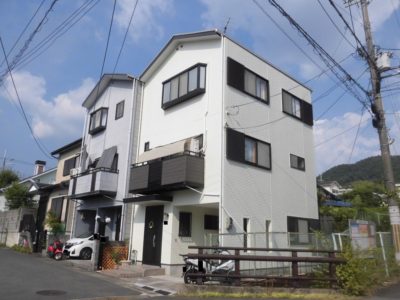 必見！外壁・屋根塗装の際には洗浄作業が重要です！コケやカビを根こそぎ洗い流してくれるオリバークリーナをご紹介！