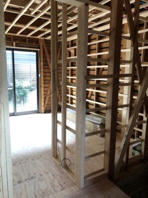 京都市山科区S様邸1階・2階全面改修工事～大工工事始まりました！小上がりタイプの畳スペース！小上がりの下部分は収納となっています！～