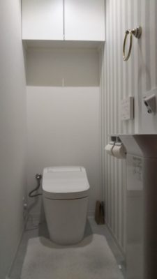 京都市山科区Y様邸のトイレリフォームが完成しました！タンクレストイレに交換＆アクセントクロスでオシャレなトイレに！