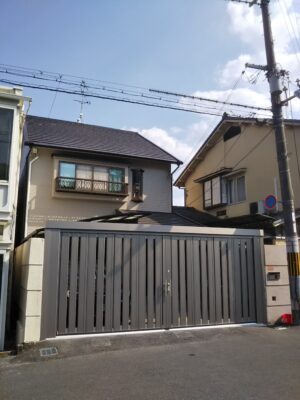 京都市左京区H様邸のガレージゲート取替工事が完成しました！～LIXIL（リクシル）プレミエスゲート～