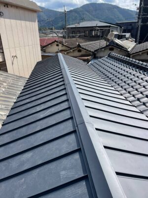 京都市山科区S様邸の屋根葺き替え工事が完成しました。メリットがたくさんの立平葺き工法で！